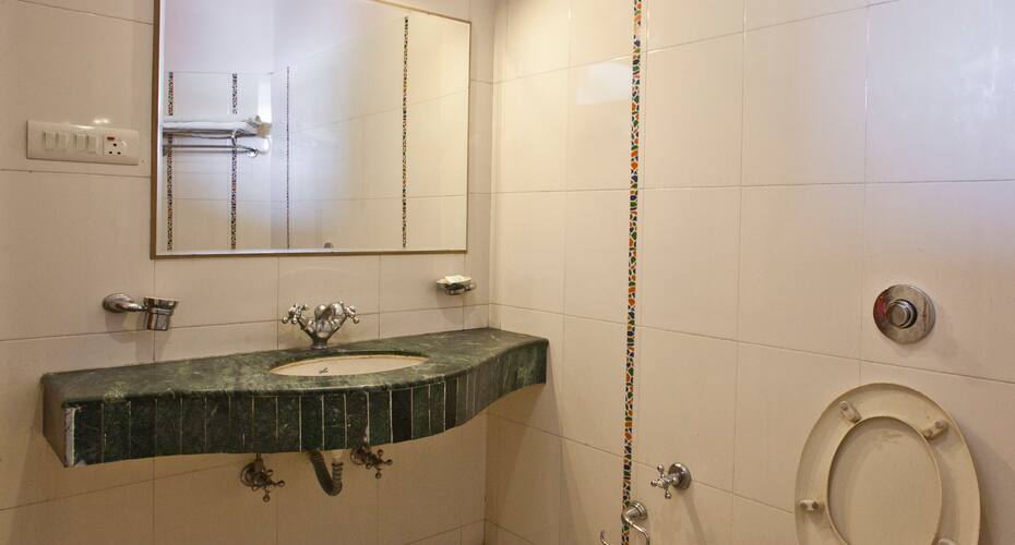 Hotel Aaditya Continental Main G.T. Road, Amritsar 3